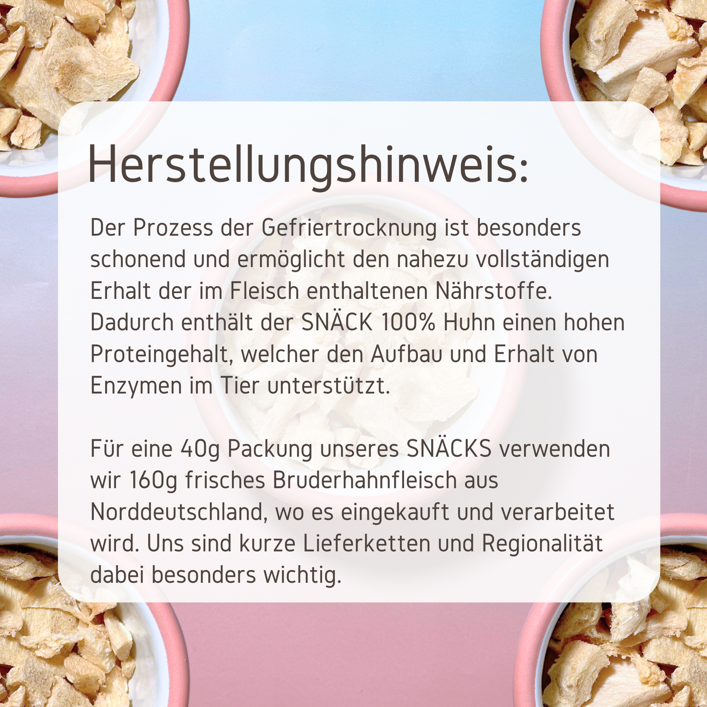 Herstellungshinweis zu dem Produkt Snack Huhn, welches in Näpfen um den Text zu sehen ist.