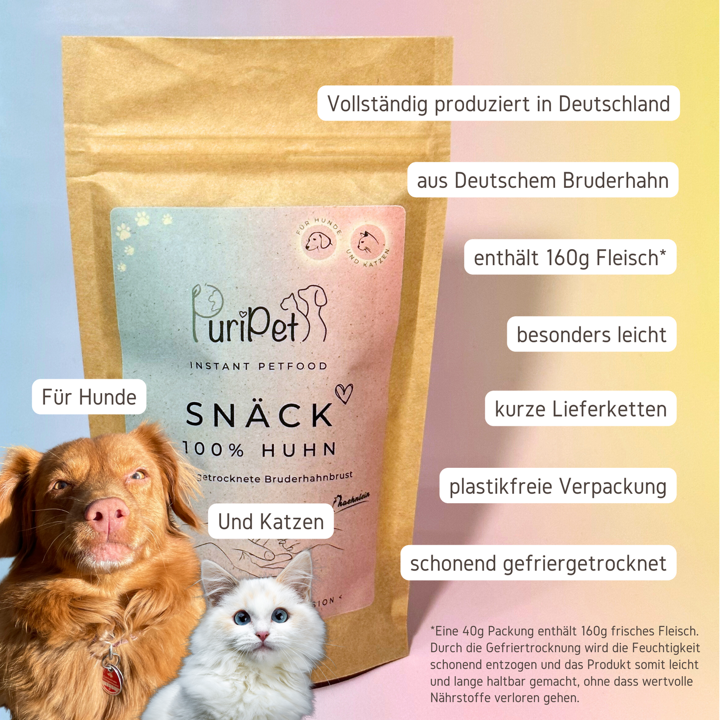 PuriPet Snack gefriergetrocknetes Huhn im Hintergrund während ein Hund und eine Katze im Vordergrund sind.