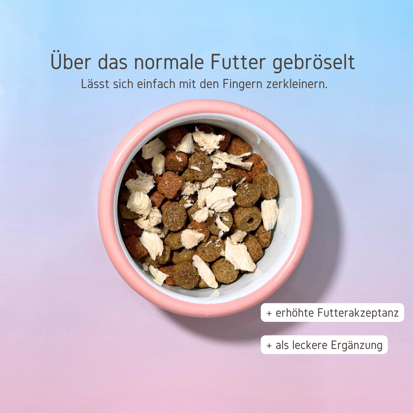 PuriPet Snack gefriergetrocknetes Huhn als Futtertopper über Futter gestreut in einem rosa Haustiernapf.