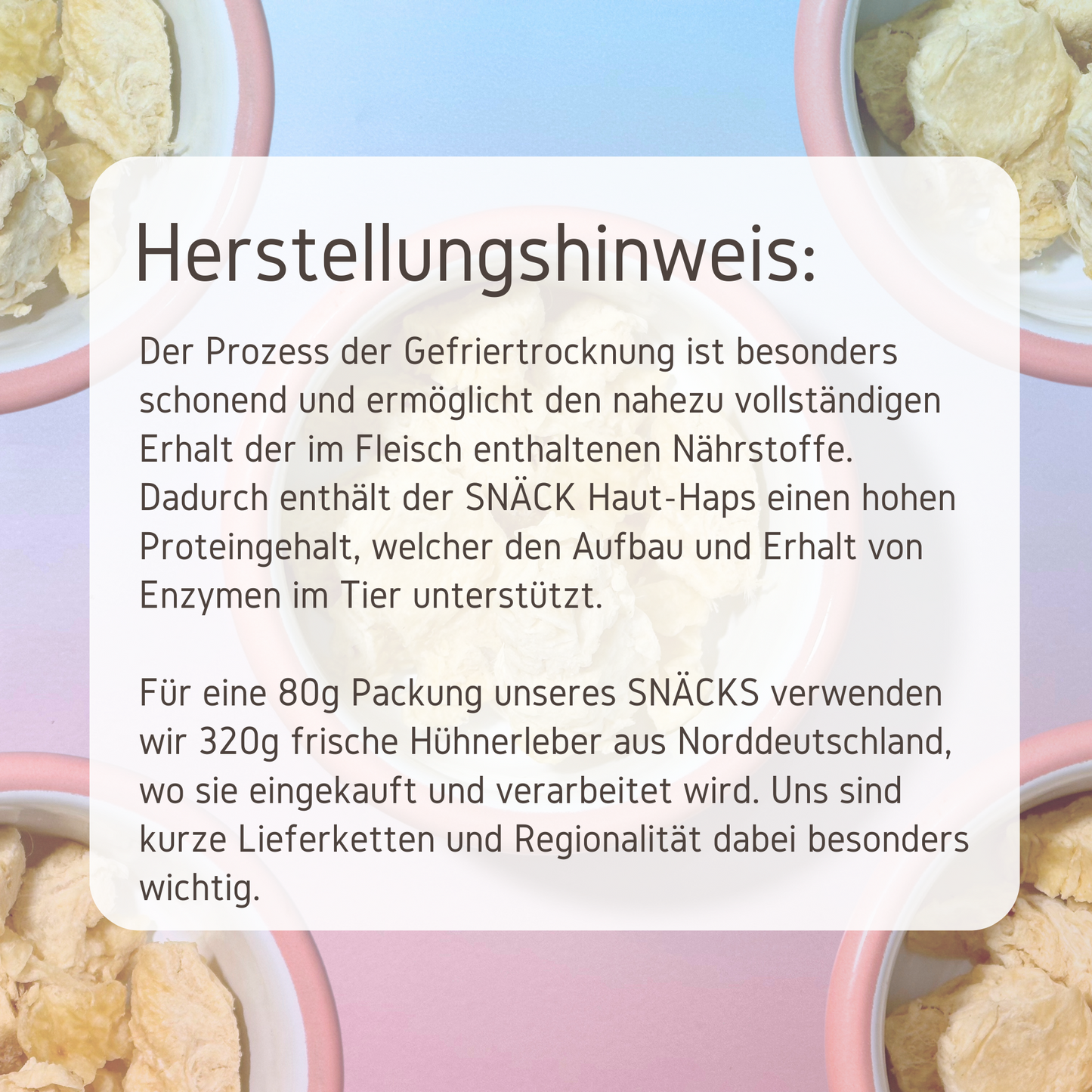Herstellungshinweis zum Produkt Snack Haut-Haps, welcher in rosafarbenen Näpfen im Hintergrund zu sehen ist.