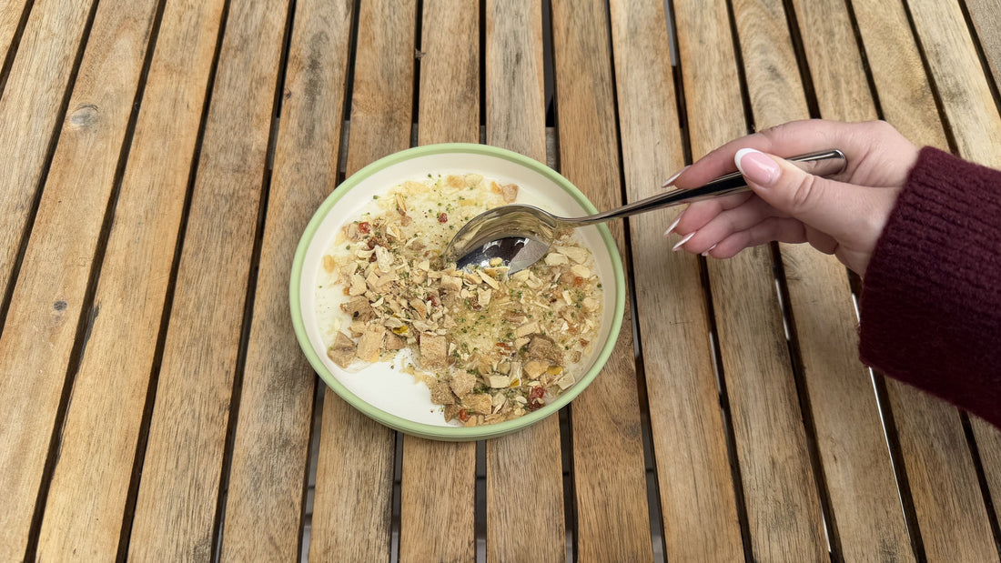 PuriPet Katzenfutter mit Wasser angerührt in einem Napf