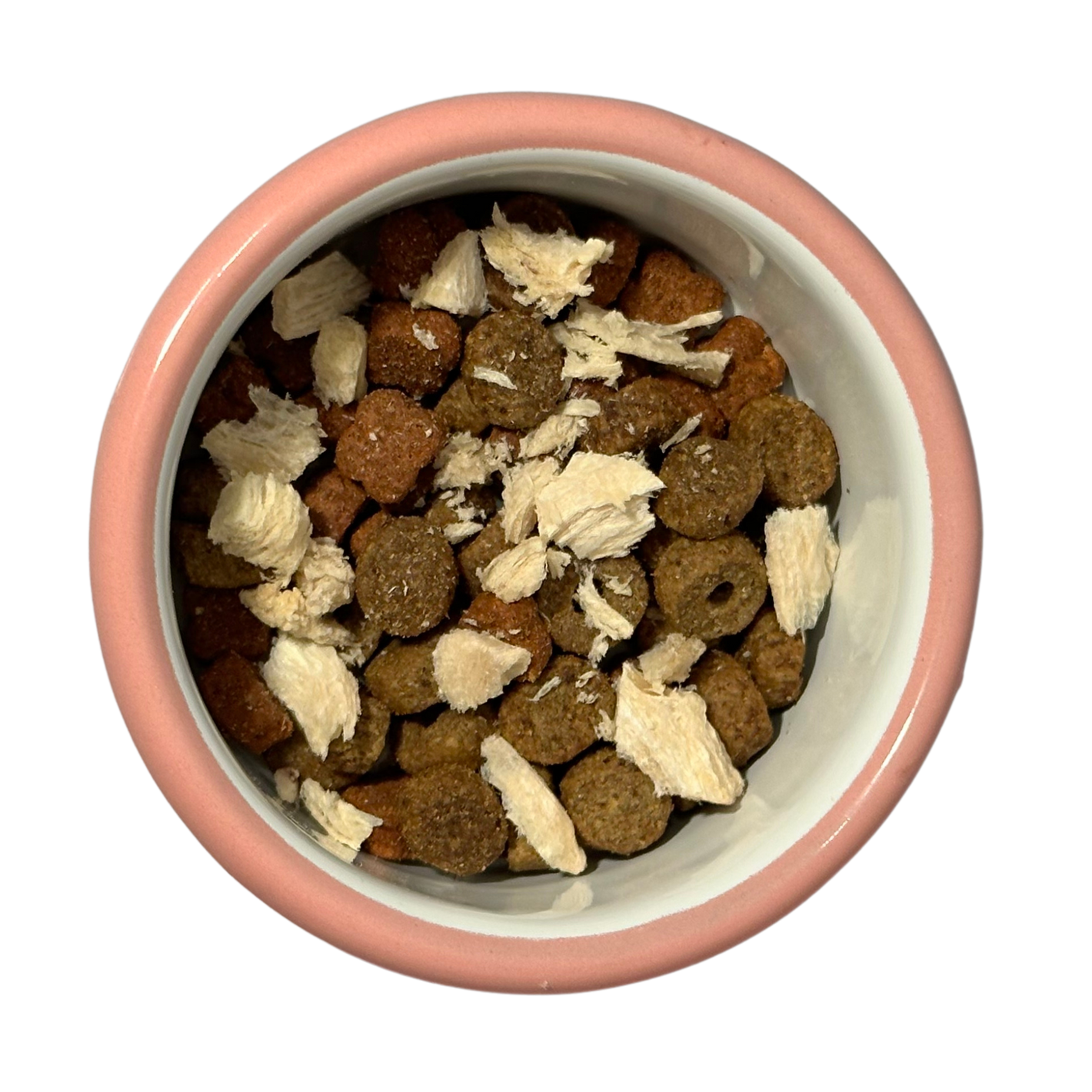 Rosa Napf mit gefriergetrockneten Huehnerfleisch Stuecken über Haustierfutter gebroeselt