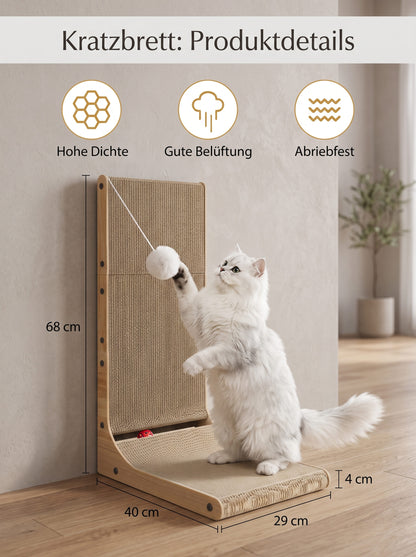 Katze spielt an einem Kratzbrett
