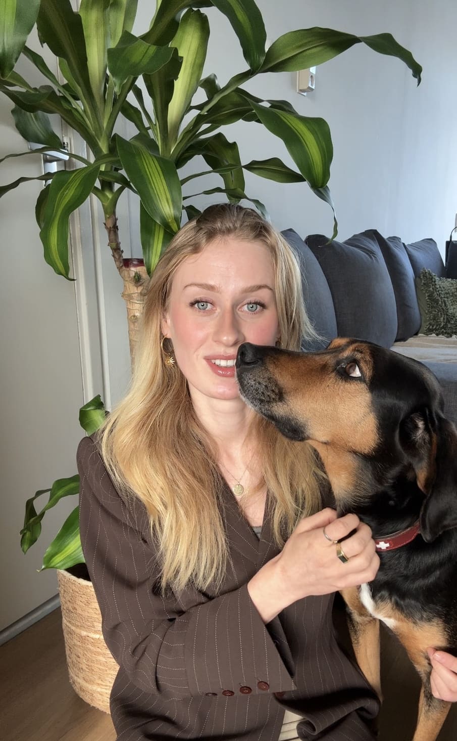 Eine junge blonde Frau mit ihrem schönen Hund